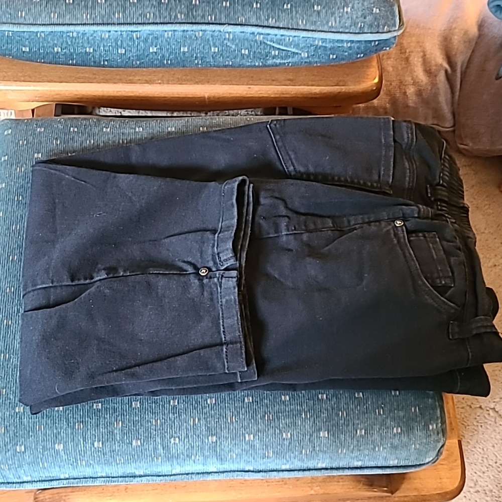 Black capris